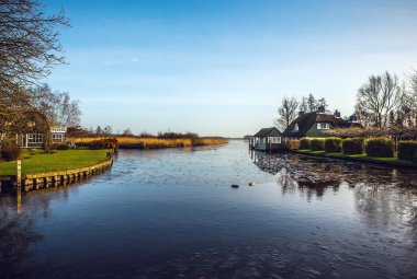 Giethoorn, Hollanda thatched çatı ile eski rahat ev.