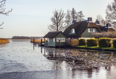 Giethoorn, Hollanda thatched çatı ile eski rahat ev.