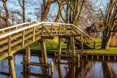 Eski ahşap köprü Giethoorn, Hollanda.