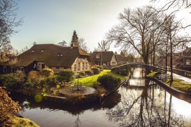 Giethoorn, Hollanda thatched çatı ile eski rahat ev.