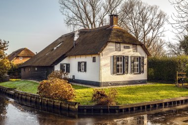 Giethoorn, Hollanda thatched çatı ile eski rahat ev.