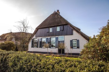 Giethoorn, Hollanda thatched çatı ile eski rahat ev.