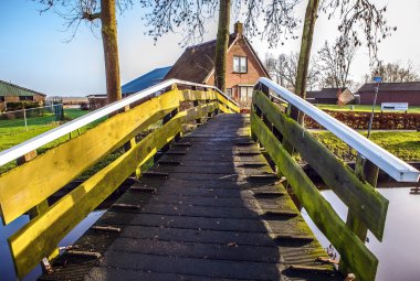 Eski ahşap köprü Giethoorn, Hollanda.