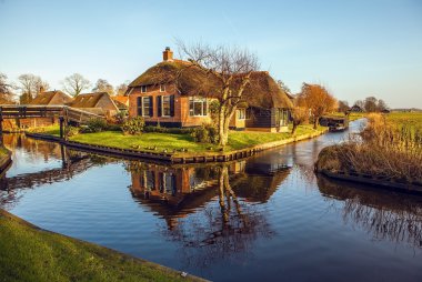 Giethoorn, Hollanda thatched çatı ile eski rahat ev.