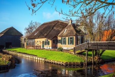 Giethoorn, Hollanda thatched çatı ile eski rahat ev.
