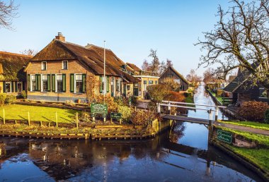 Giethoorn, Hollanda thatched çatı ile eski rahat ev.