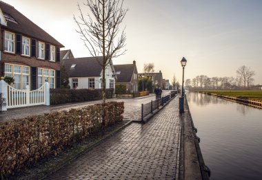 Giethoorn, Hollanda thatched çatı ile eski rahat ev.