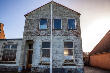 Giethoorn, Hollanda thatched çatı ile eski rahat ev.