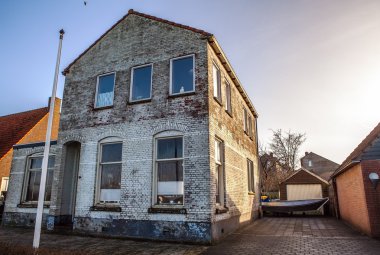 Giethoorn, Hollanda thatched çatı ile eski rahat ev.