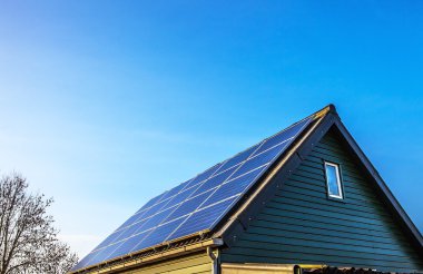 Güneş enerjisi üretimi teknolojisi ev çatı, alternatif enerji ve çevre koruma ekoloji.