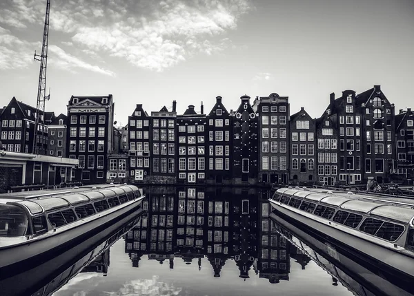 Vista generale del paesaggio nei canali e argini di Amsterdam durante la sera . — Foto Stock