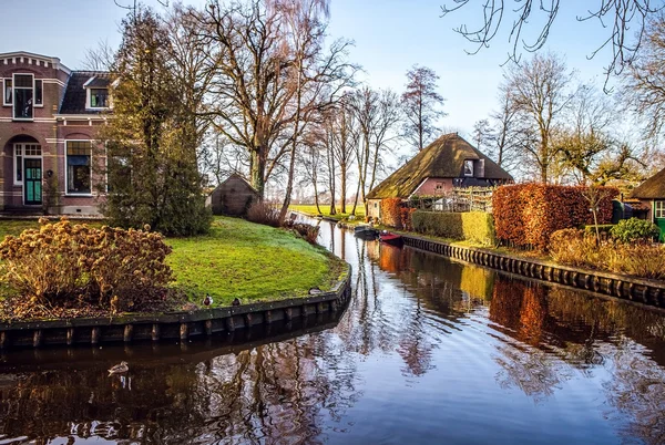 Old cozy house with thatched roof in Giethoorn, Netherlands. — Stock Photo, Image