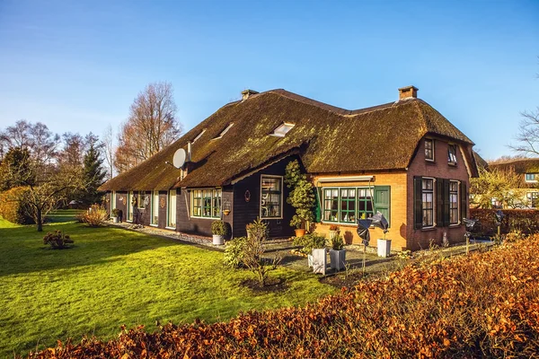 Old cozy house with thatched roof in Giethoorn, Netherlands. — Stock Photo, Image