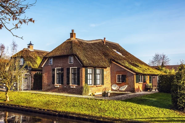 Starý útulný dům s doškovou střechou v Giethoorn, Nizozemsko. — Stock fotografie