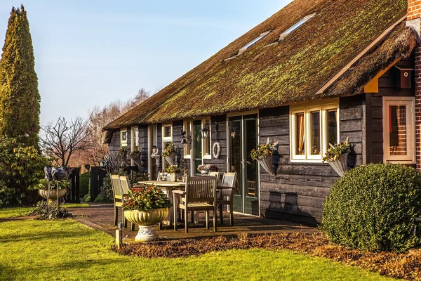 Altes gemütliches Haus mit Reetdach in Giethoorn, Niederlande. — Stockfoto