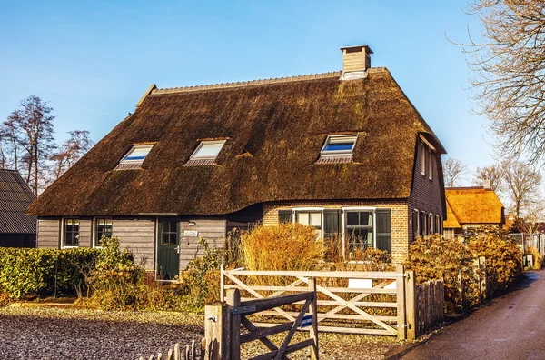 Gamla mysiga hus med halmtak i Giethoorn, Nederländerna. — Stockfoto