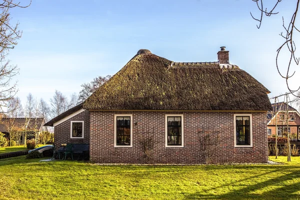 Gamla mysiga hus med halmtak i Giethoorn, Nederländerna. — Stockfoto