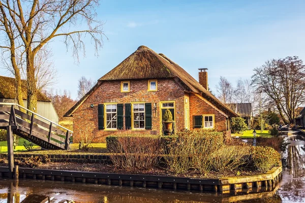 Vecchia casa accogliente con tetto di paglia a Giethoorn, Paesi Bassi . — Foto Stock