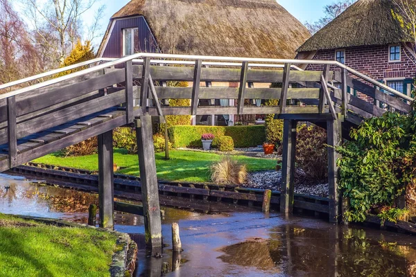 Oude houten brug in Giethoorn, Nederland. — Stockfoto