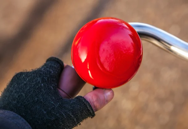 Leuchtend rote klassische Fahrradklingelhupe. — Stockfoto