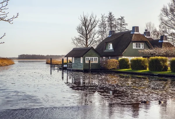 Old cozy house with thatched roof in Giethoorn, Netherlands. — Stock Photo, Image