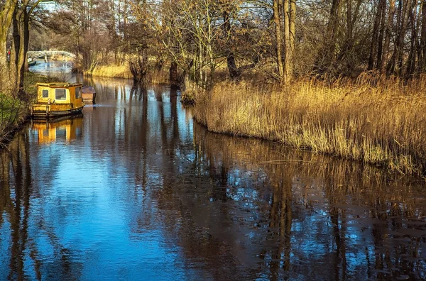 Rivier kanalen in Giethoorn, Nederland. — Stockfoto