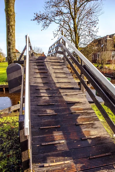 Παλιά ξύλινη γέφυρα σε Giethoorn, Ολλανδία. — Φωτογραφία Αρχείου