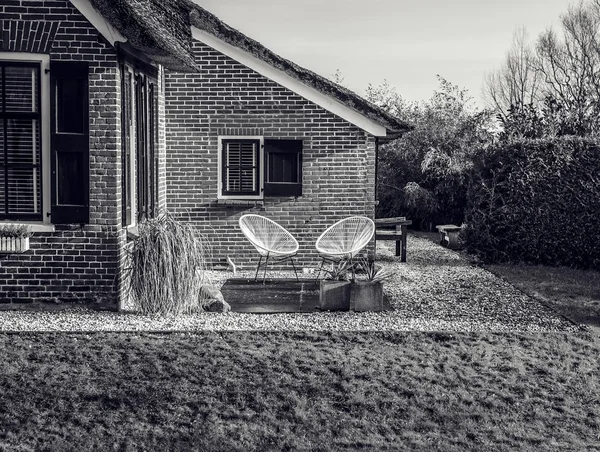 在 Giethoorn，荷兰的茅草屋顶舒适幢老房子里. — 图库照片