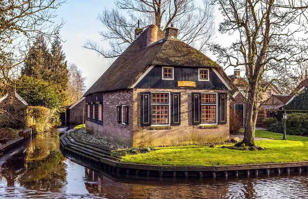 Old cozy house with thatched roof in Giethoorn, Netherlands. — Stock Photo, Image