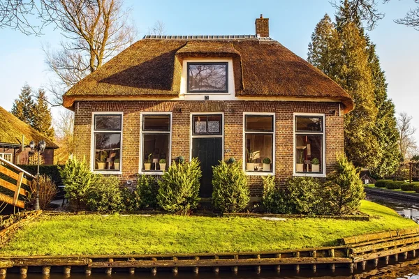 Vecchia casa accogliente con tetto di paglia a Giethoorn, Paesi Bassi . — Foto Stock