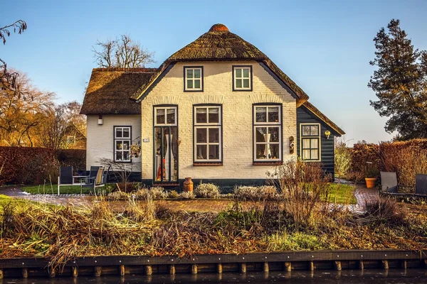 Gamla mysiga hus med halmtak i Giethoorn, Nederländerna. — Stockfoto