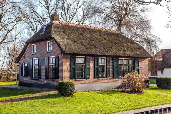 Antigua casa acogedora con techo de paja en Giethoorn, Países Bajos . —  Fotos de Stock