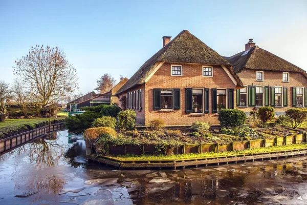 Vecchia casa accogliente con tetto di paglia a Giethoorn, Paesi Bassi . — Foto Stock