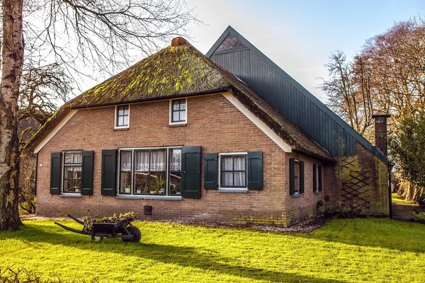 Old cozy house with thatched roof in Giethoorn, Netherlands. — Stock Photo, Image