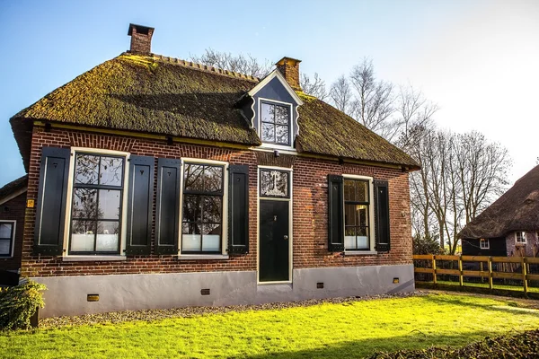 Gamla mysiga hus med halmtak i Giethoorn, Nederländerna. — Stockfoto