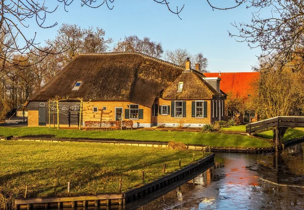 Old cozy house with thatched roof in Giethoorn, Netherlands. — Stock Photo, Image