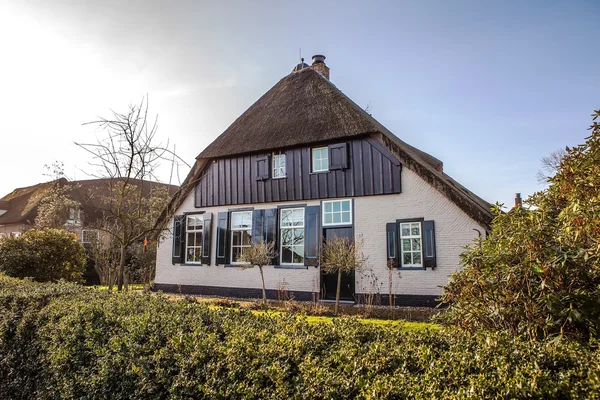 Altes gemütliches Haus mit Reetdach in Giethoorn, Niederlande. — Stockfoto