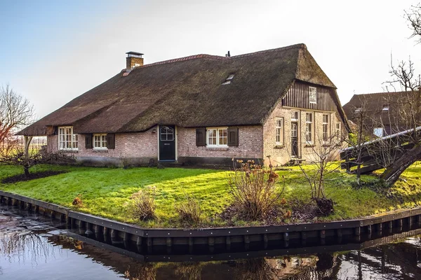 Ancienne maison confortable avec toit de chaume à Giethoorn, Pays-Bas . — Photo
