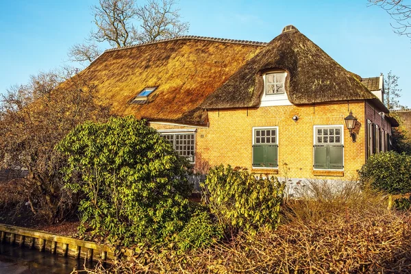在 Giethoorn，荷兰的茅草屋顶舒适幢老房子里. — 图库照片