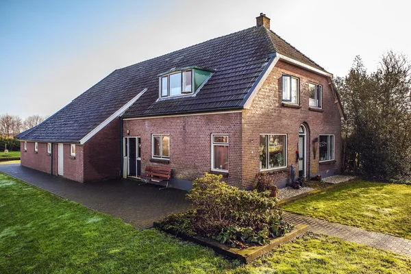 Gamla hus i Giethoorn, Nederländerna. — Stockfoto