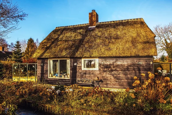 Old cozy house with thatched roof in Giethoorn, Netherlands. — Stock Photo, Image