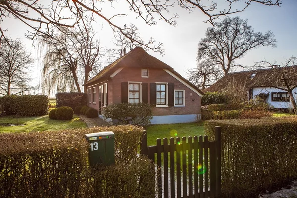 Gamla mysiga hus med halmtak i Giethoorn, Nederländerna. — Stockfoto