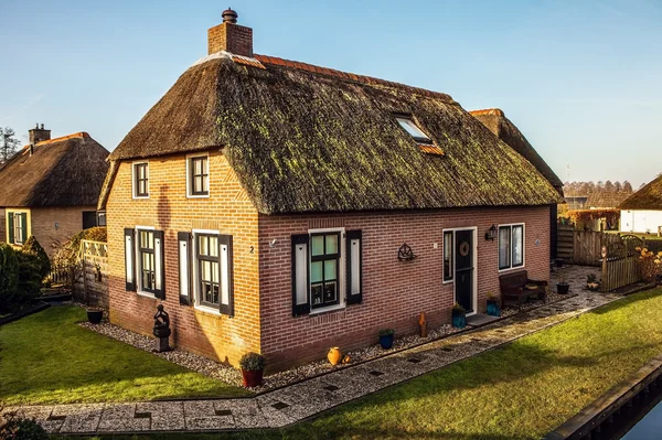 Antigua casa acogedora con techo de paja en Giethoorn, Países Bajos . —  Fotos de Stock