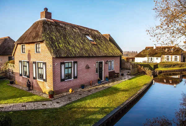 Old cozy house with thatched roof in Giethoorn, Netherlands. — Stock Photo, Image