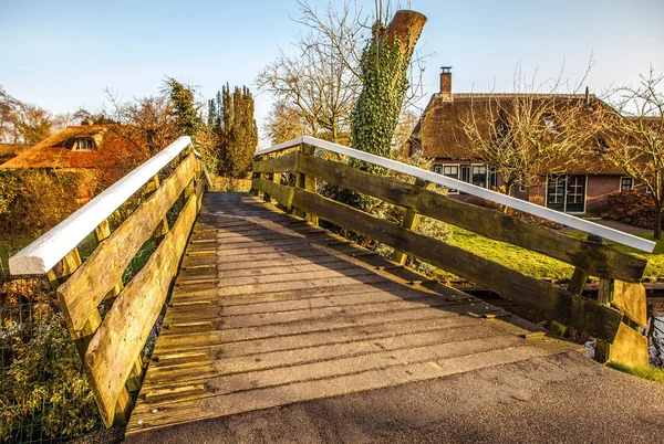 Ponte de madeira velha em Giethoorn, Países Bajos . — Fotografia de Stock