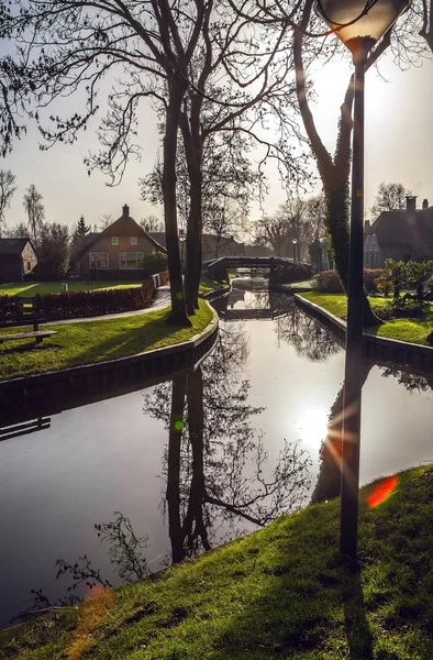 Старий затишний будинок із солом'яним дахом у Giethoorn, Нідерланди. — стокове фото