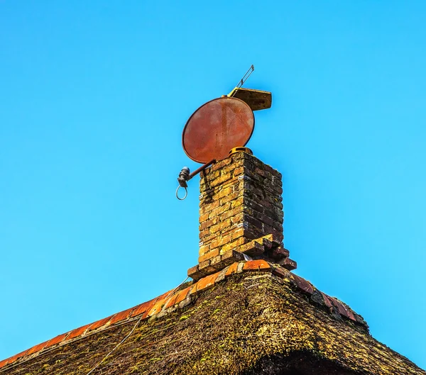 Starý rezavý satelitní talíř na střeše. — Stock fotografie