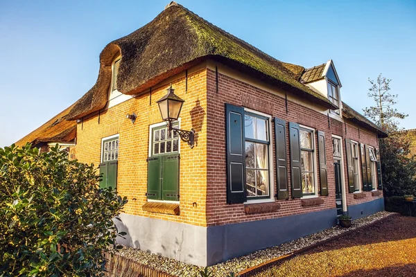 Old cozy house with thatched roof in Giethoorn, Netherlands. — Stock Photo, Image