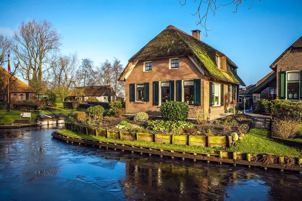 Casa aconchegante velha com telhado de palha em Giethoorn, Países Baixos . — Fotografia de Stock