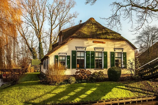 Oude gezellige woning met rieten dak in Giethoorn, Nederland. — Stockfoto